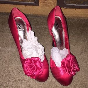 Red ladies pumps